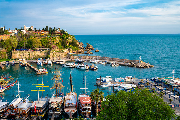 In the Middle: Antalya'nın Kalbinde Bir Cennet