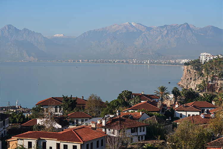 Antalya Seyahati: Tarihi Dokular ve Denizle Buluşan Şehir